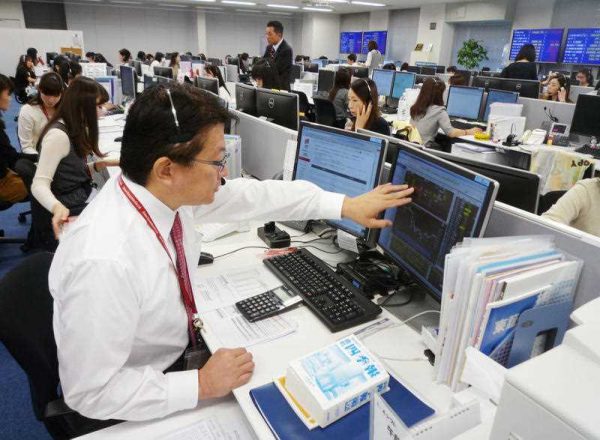 Staff at a contact centre of Daiwa Securities Co. in Tokyo receive customer inquiries on 4 November 2015. (Photo: AAP)