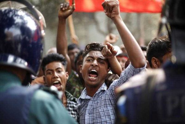 Activists of the ruling party supported Awami League's labour front Sramik League shout slogans as they are stopped by the law enforcement officials while they have marched towards the Bangladesh Nationalist Party Chairperson Khaleda Ziaâ€™s Gulshan office in Dhaka, Bangladesh 09 February 2015 (Photo: AAP)