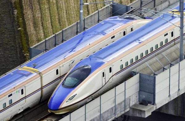 Shinkansen bullet trains pass each other during test runs in Japan on 29 January 2015. (Photo: AAP)