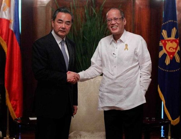 A handout picture dated and released on 10 November 2015 by the Malacanang Photo Bureau shows Chinese Foreign Minister Wang Yi shaking hands with President Benigno Aquino III inside the Malacanang presidential palace in Manila, Philippines, 10 November 2015. (Photo: APP).