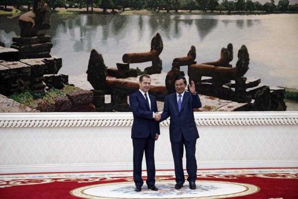 Russian Prime Minister Dmitry Medvedev and Cambodian Prime Minister Hun Sen shake hands during an official welcome ceremony in Phnom Penh, Cambodia, 24 November 2015. (Photo: AAP).