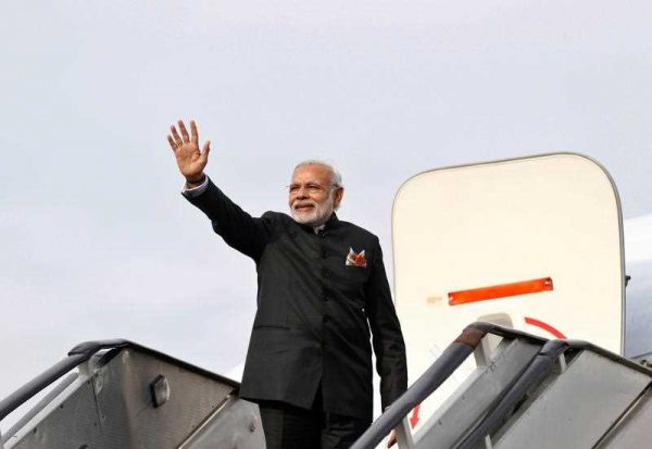 Indian Prime Minister, Narendra Modi, waves goodbye as he boards an aeroplane at the Kabul International Airport, Afghanistan, 25 December 2015. (Photo: APP).