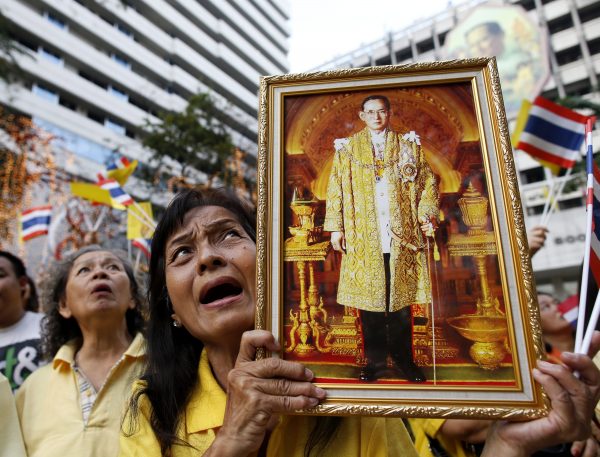 Thai royalist holds a portrait of King Bhumibol Adulyadej as she shouts 'Long Live the King' to celebrate his 87th birthday at Siriraj Hospital in Bangkok, Thailand, 05 December 2014. (Photo: EPA)