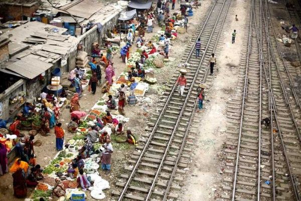 n overview of a floating vegetable market for the poor people besides the rail tracks close to the station during the country wide strike at Mohakhali in Dhaka, Bangladesh, 1 January 2015 (Photo: AAP)