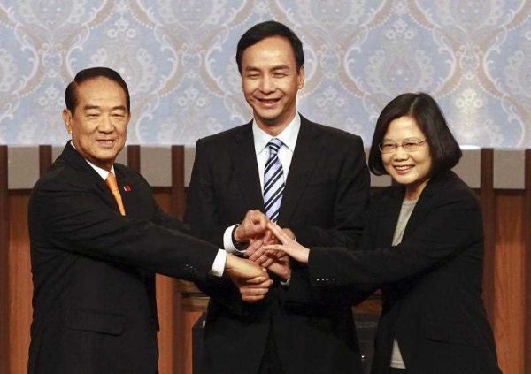 Taiwan's 2016 presidential election candidates People first Party's James Soong, KMT or Nationalist Party's Eric Chu and Democratic Progressive Party's (DPP) Tsai Ing-wen, shaking hands as they pose for a group photo at the start of their first televised policy debate in Taipei, Taiwan, 27 December 2015. (Photo: AAP).