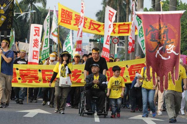 Thousands fill Ketagalan Boulevard in Taipei, Taiwan on March 14, 2015 as they rally against nuclear power in their country. (Photo: AAP).