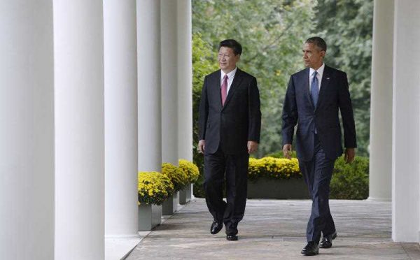 US President Barack Obama and Chinese president Xi Jinping walk the colonnade of the White House, Washington, DC, USA, 25 September 2015. (Photo: AAP).