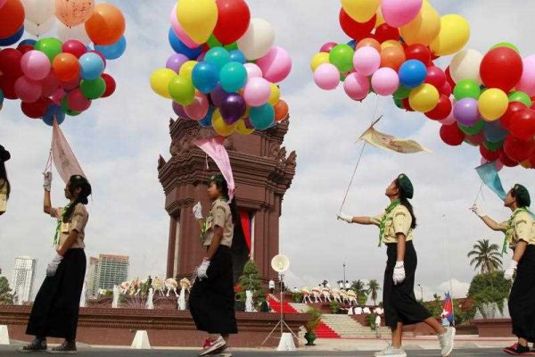 Cambodian students hold balloons during a ceremony at the Independence Monument in Phnom Penh, Cambodia, 9 November 2015. (AAP).