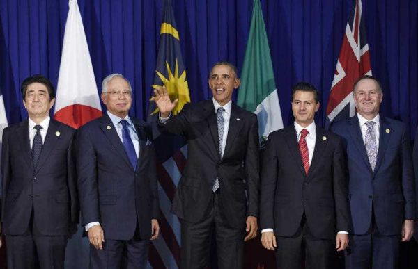 President Barack Obama, center, and other leaders of the Trans-Pacific Partnership countries pose for a photo in Manila, Philippines, 18 November 2015, ahead of the start of the Asia-Pacific Economic Cooperation (APEC) summit. (Photo: AAP).