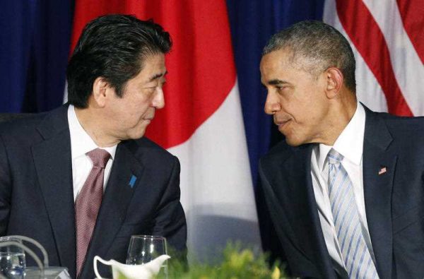 Japanese Prime Minister Shinzo Abe and US President Barack Obama hold talks on the sidelines of the Asia-Pacific Economic Cooperation forum summit in Manila on 19 November 2015. (Photo: AAP).