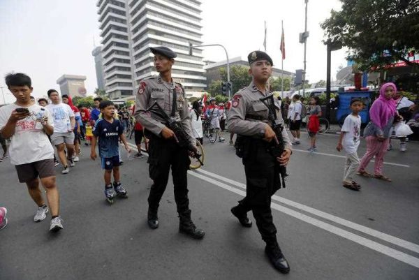 Indonesian police officers patrol near the site of the 14 January terrorist attacks in Jakarta, Indonesia, 17 January 2016. (Photo: AAP).