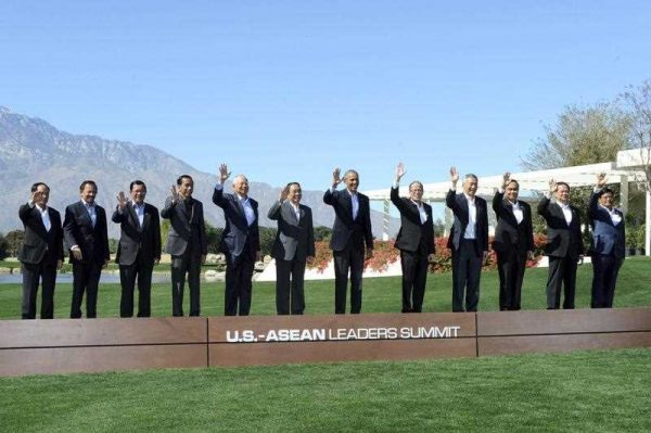 US President Barack Obama waves along with ASEAN Leaders as they pose for a group photo on the second day of the US–ASEAN Summit at Sunnylands in Rancho Mirage, California, USA, 16 February 2016. (Photo: AAP).