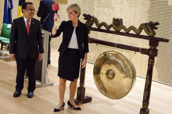 Australian Foreign Minister Julie Bishop prepares to hit the gong with Indonesian Minister of State Secretary Pratikno to mark the opening ceremony of the new Australian Embassy in Jakarta, Indonesia, 21 March 2016. (Photo: AAP).