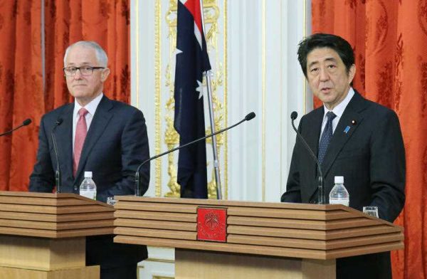 Japanese Prime Minister Shinzo Abe and his Australian counterpart Malcolm Turnbull hold a joint press conference in Tokyo. The two leaders vowed to accelerate negotiations over an agreement aimed at facilitating joint operations and exercises as part of increased defense cooperation, 18 December 2015. (Photo: AAP).