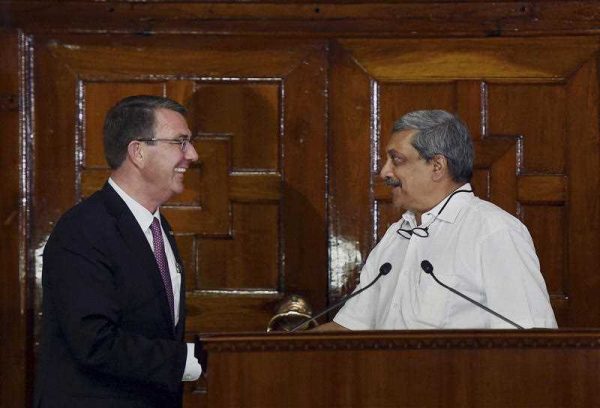 US Defense Secretary Ash Carter and Indian Defence Minister Manohar Parrikar greet each other during a joint news conference in New Delhi, India, 12 April 2016. (Photo: AAP).