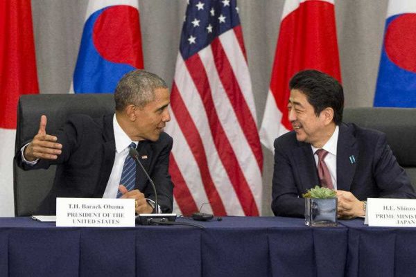 US President Barack Obama speaks with Japanese Prime Minister Shinzo Abe during their meeting at the Nuclear Security Summit in Washington. (Photo: AAP).
