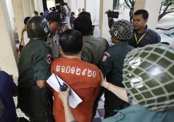 Cambodia's opposition lawmaker Um Sam An, center, is escorted by prison security guards to an appeal court in Phnom Penh, Cambodia, Tuesday, 17 May 2016. (Photo: AAP).