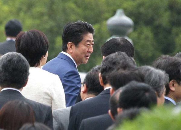 apanese Prime Minister Shinzo Abe (R) visits Ise Grand Shrine to preview in Ise, Mie Prefecture on May 25, 2016, one day ahead of the Group of Seven (G7) Summit meeting. (Photo: AAP).