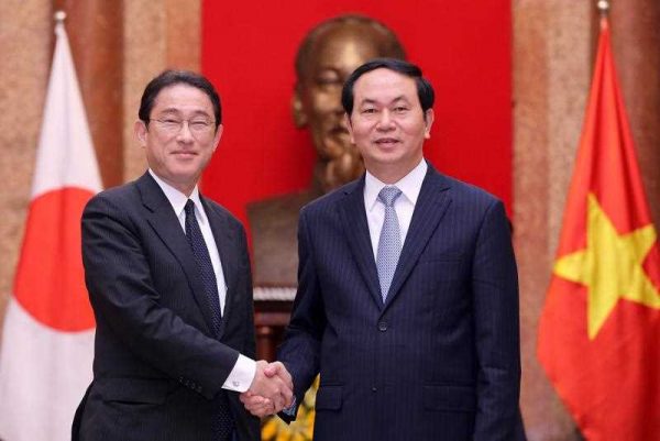 Japanese Foreign Minister Fumio Kishida shakes hands with Vietnamese President Tran Dai Quang at the Presidential Palace in Hanoi, Vietnam, 6 May 2016. (Photo: AAP).