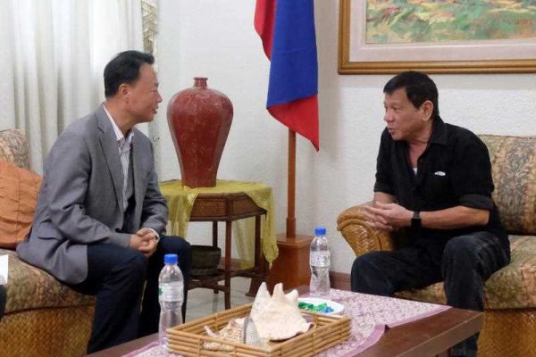 Filipino President-elect Rodrigo Duterte talking to Chinese envoy Zhang Jianhua during a meeting in Davao City, southern Philippines, 2 June 2016. (Photo: AAP).