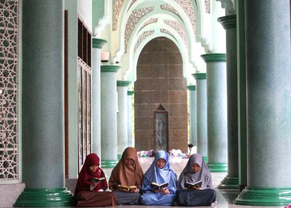 Muslim women read the Quran during the holy fasting month of Ramadan at a mosque on the outskirts of Jakarta, Indonesia, 9 June 2016. (Photo: AAP).