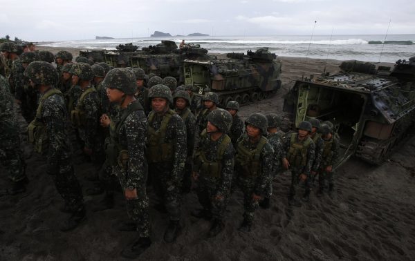Philippine marines of 12th Marines Regiment take part in a US–Philippines military exercise on a beach facing the South China Sea, June 30, 2014. (Photo: Reuters).