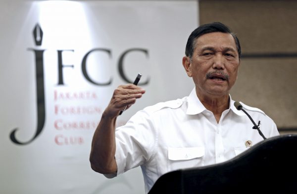 Luhut Panjaitan, Indonesia's Coordinating Political, Legal and Security Affairs Minister, gestures while speaking at an event hosted by the Jakarta Foreign Correspondents Club at a hotel in Jakarta November 11, 2015. (Photo: Reuters).