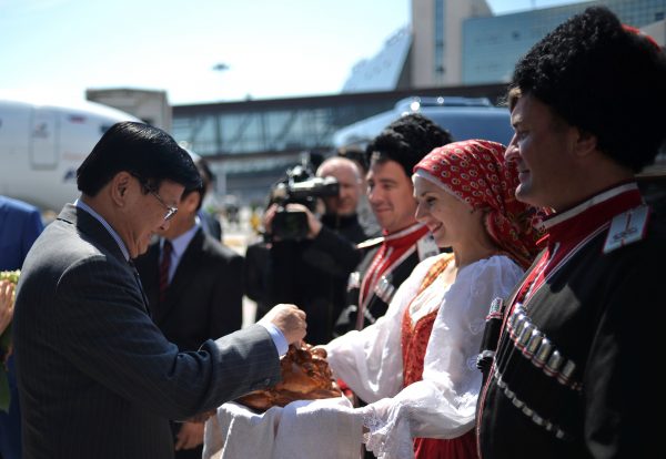 Laos' Prime Minister Thongloun Sisoulith takes part in a traditional bread and salt ceremony as he arrives to take part in a Russia-ASEAN summit at Sochi International Airport, Russia, 19 May 2016. (Photo: Reuters)