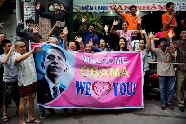 Local residents hold a sign welcoming US President Barack Obama as he arrives at Ho Chi Minh City, Vietnam, 24 May 2016. (Photo Reuters).