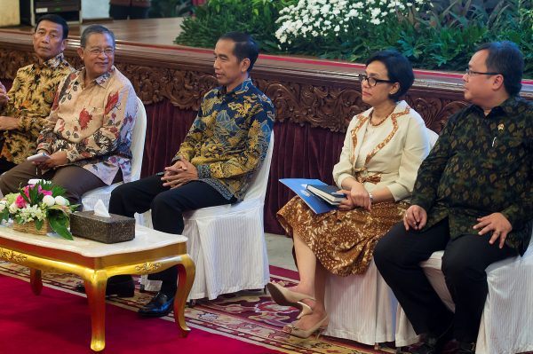 Indonesian President Joko Widodo sits beside Chief Security Minister Wiranto at the Presidential Palace in Jakarta, Indonesia, July 28, 2016. (Photo: Reuters).