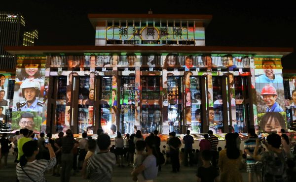 People watch a light show for 30 day countdown of the upcoming G20 Summit in Hangzhou, Zhejiang Province, China, August 5, 2016. (Photo: Reuters).