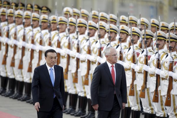 China's Premier Li Keqiang and Australian Prime Minister Malcolm Turnbull review honour guards. (Photo: Reuters)