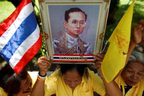 A well-wisher holds a picture of Thailand's King Bhumibol Adulyadej at the Siriraj hospital where he is residing, in Bangkok, Thailand, 9 June 2016. (Photo: Reuters).