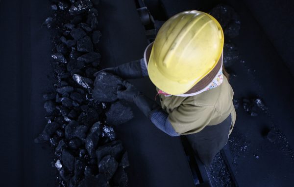 A woman sorts coal into different sizes while working at a coal preparation factory at the open-cast coal mine in Cam Pha town, in Vietnam's northeast Quang Ninh province, 200 km (124 miles) from Hanoi. (Photo: Reuters).