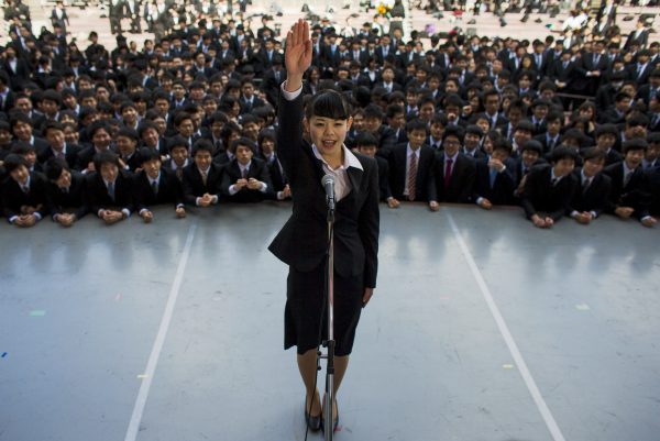 A Japanese college graduate publicly promises to do her best to find work during a Tokyo job rally, 20 February, 2015. (Photo: Reuters/Thomas Peter).