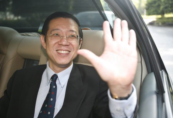 Malaysia's opposition leader and Penang state Chief Minister Lim Guan Eng waves to journalists as he arrives at the prime minister's office in Putrajaya outside Kuala Lumpur, Malaysia, 3 April 2008. (Photo: Reuters/Bazuki Muhammad).