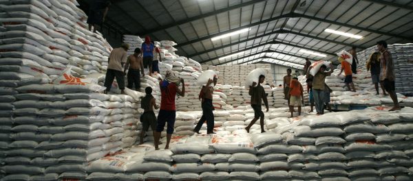 Workers unload sacks of rice from a warehouse that belongs to Indonesia's state procurement agency, Bulog, for distribution to the nation's provinces, in Jakarta May 13, 2011. (Photo: Reuters/Supri).
