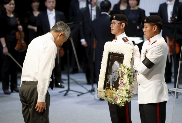 Singapore's Prime Minister Lee Hsien Loong bows his head in front of a picture of his father and Singapore's former leader Lee Kuan Yew during the latter's funeral on 29 March 2015. (Photo: Reuters/Edgar Su).