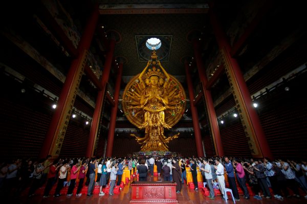 Families participate at a ceremony to pray for the students taking China's annual National College Entrance Exam at Donglin Temple in Shanghai, China, 8 June, 2016. (Photo: Reuters/Aly Song).