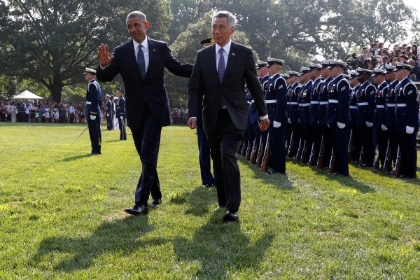 US President Barack Obama and Singapore's Prime Minister Lee Hsien Loong review the troops during an official arrival ceremony on the South Lawn of the White House in Washington, 2 August 2016. (Photo: Reuters/Jonathan Ernst).