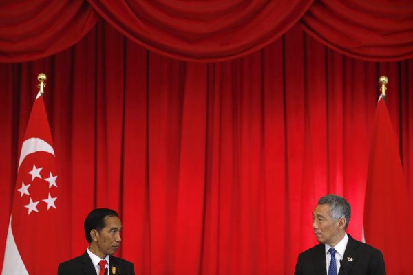 Indonesian President Joko Widodo and Singapore Prime Minister Lee Hsien Loong address a news conference in Singapore. (Photo: Reuters/Edgar Su).