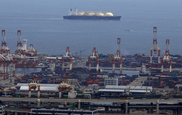 A LNG tanker is seen behind a port in Yokohama, south of Tokyo, Japan, 4 September, 2015. (Photo: Reuters/Yuya Shino).