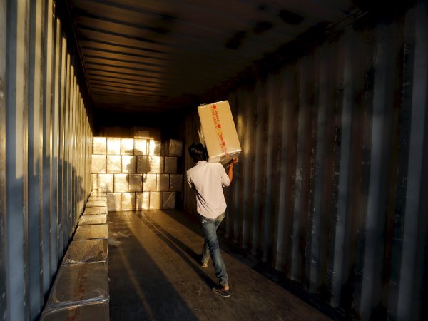 A worker loads goods into a container at Thar Dry Port in Sanand in the western state of Gujarat, India, 10 February 2016. (Photo: Reuters/Amit Dave).