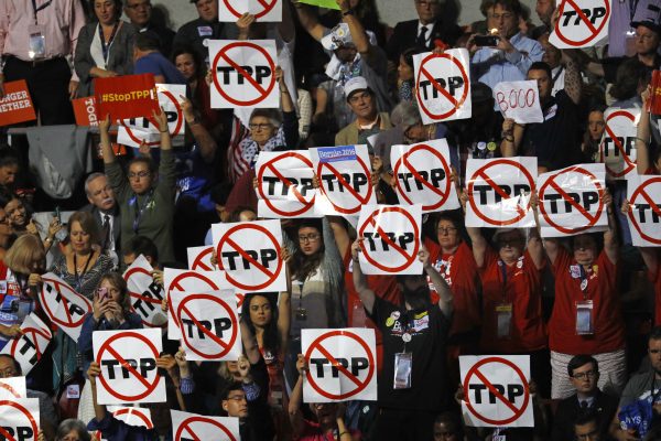 Delegates hold anti-Trans-Pacific Partnership signs during the Democratic National Convention in Philadelphia, Pennsylvania, United States. 27 July, 2016. (Photo: Reuters/Scott Audette).