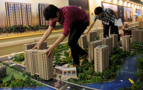 Employees set up model apartments as they prepare a real estate exhibition in Hangzhou, Zhejiang province, China, 17 May 2012. (Photo: Reuters/Lang Lang).