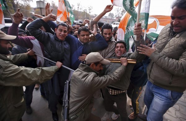 Workers of the youth wing of India's opposition Congress party shout slogans as they scuffle with police during a protest in Srinagar, 3 November 2015. (Photo: Reuters/Danish Ismail).