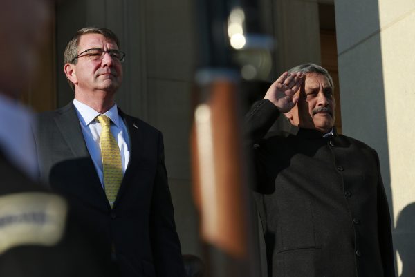 US Defense Secretary Ash Carter (L) hosts a honour cordon to welcome India's Defense Minister Manohar Parrikar to the Pentagon in Washington. (Photo: Reuters/Yuri Gripas).