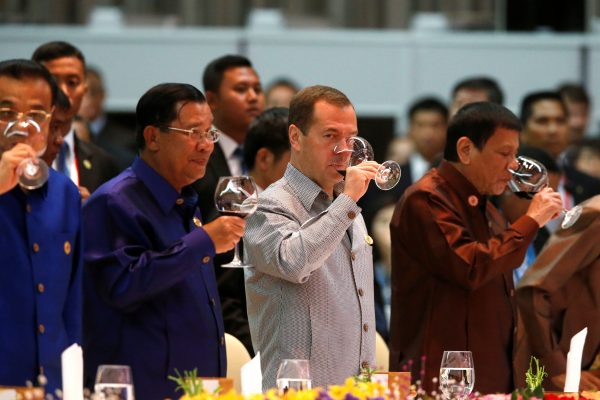 China's Premier Li Keqiang, Cambodia's Prime Minister Hun Sen, Russia's Prime Minister Dmitry Medvedev and Philippine President Rodrigo Duterte raise their glasses at the opening toast of the ASEAN Summit gala dinner in Vientiane, Laos 7 September 2016.(Photo: Reuters/Jonathan Ernst).