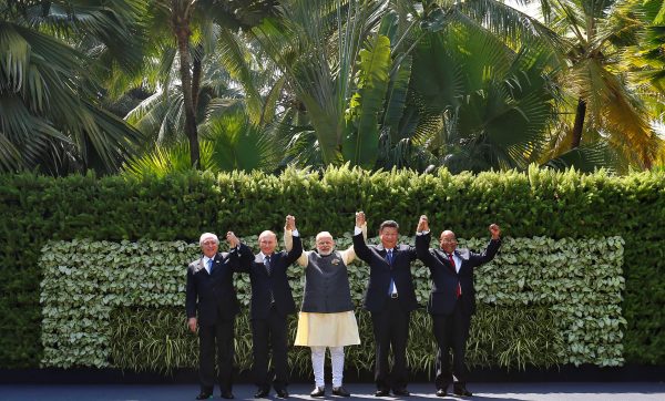 (L-R) Brazil's President Michel Temer, Russian President Vladimir Putin, Indian Prime Minister Narendra Modi, Chinese President Xi Jinping and South African President Jacob Zuma pose for a group picture during BRICS (Brazil, Russia, India, China and South Africa) Summit in Benaulim, in the western state of Goa, India, 16 October 2016. (Photo: Reuters/Danish Siddiqui).