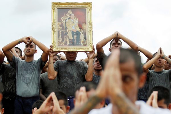 Male inmates pay their respects to the late Thai King Bhumibol Adulyadej at the Central Correctional Institution for Young Offenders in Pathum Thani province, on the outskirts of Bangkok,Thailand 27 October 2016. (Photo: Reuters/Chaiwat Subprasom).